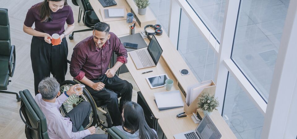 COLOUR-IMAGE_people-office_feb26