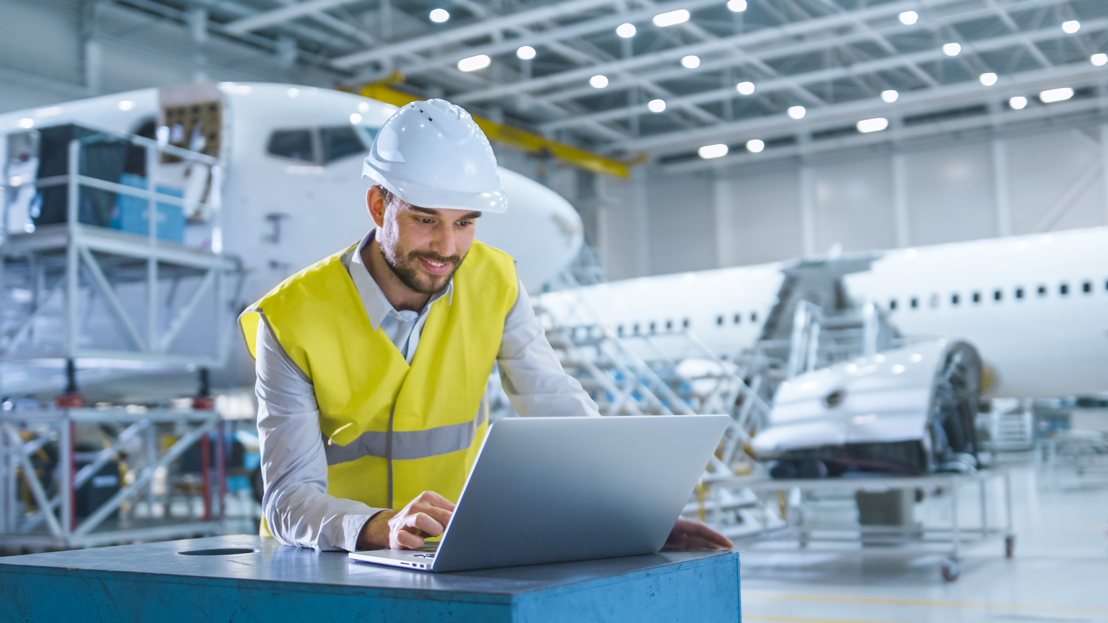 COLOUR-IMAGE_aviation-man-laptop_feb26