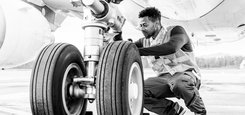 SINGLE-IMAGE_man-fixing-plane_wheel_oct23