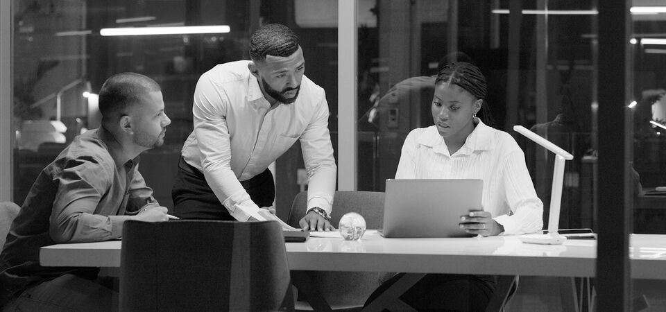 SINGLE-IMAGE_discussion-and-brainstorming-in-overtime_jul25