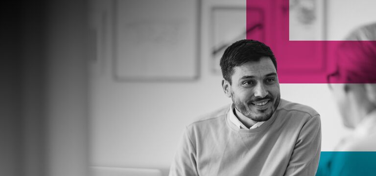 SINGLE-IMAGE_man-talking-to-colleague-with-squares_apr24