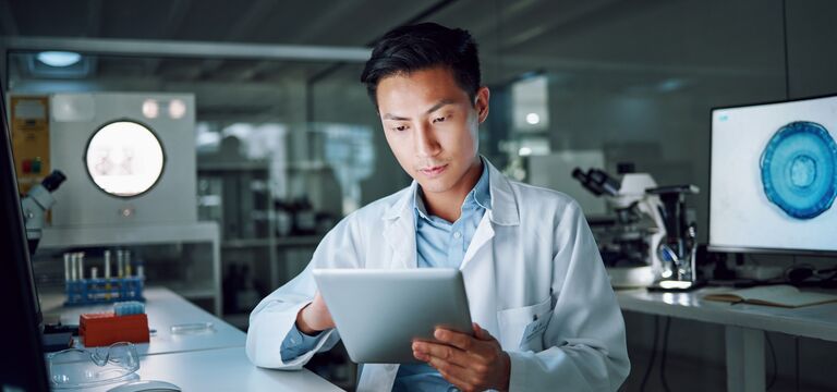 /bynder-asset/bynder:2EBE8918-7AB7-4A3B-8945353047226E46/Landscape_MD/COLOUR-IMAGE_male-doctor-staring-intently-at-tablet-screen_apr26.jpeg?1777555298000