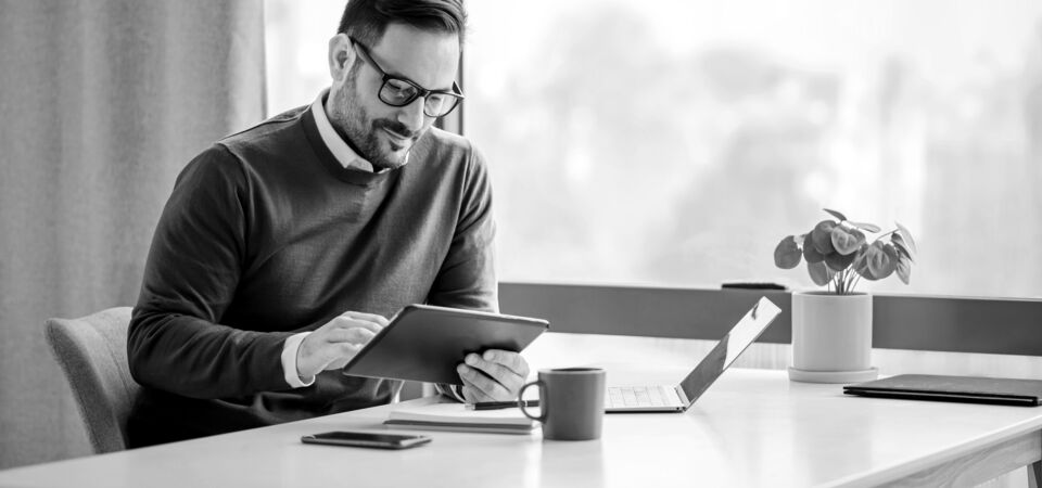 SINGLE-IMAGE_man-with-tablet-at-desk-with-plant_feb24