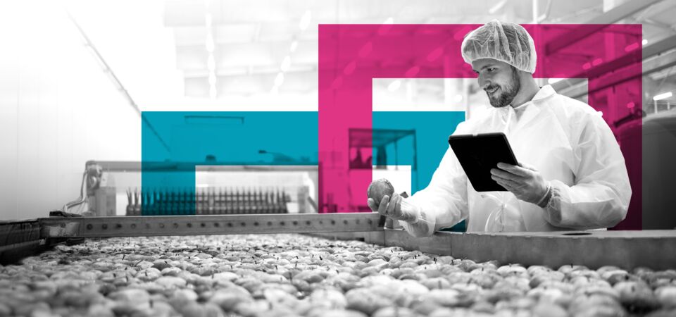 SINGLE-IMAGE_squares-food-processing-factory-controlling-the-apple-process-with-a-tablet_jun24