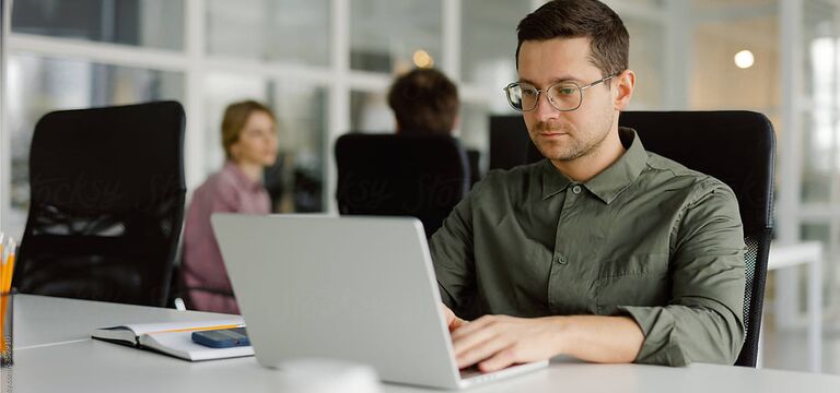 /bynder-asset/bynder:3E6F80A9-8DA3-4E05-9A9DACE5C809776D/Landscape_MD/COLOUR-IMAGE_man-office-laptop_JUL26.jpg?1782996720000
