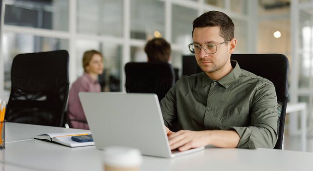 COLOUR-IMAGE_man-office-laptop_JUL26