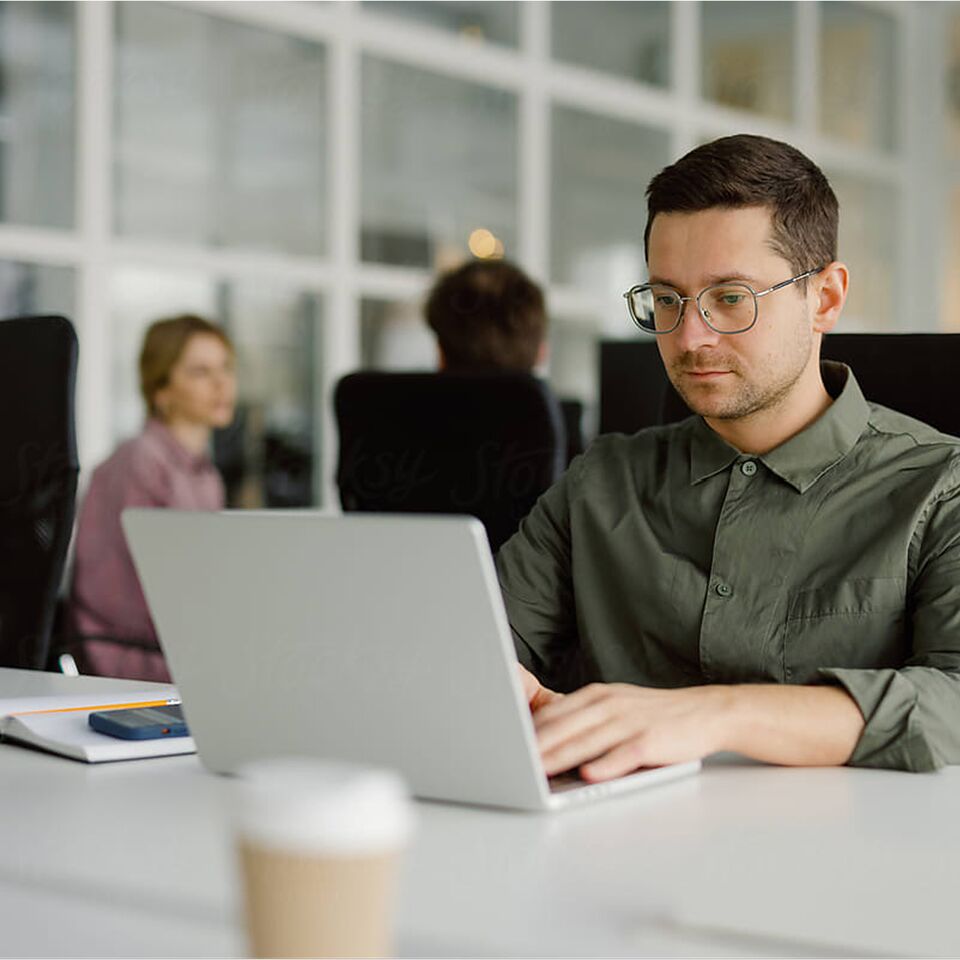 COLOUR-IMAGE_man-office-laptop_JUL26