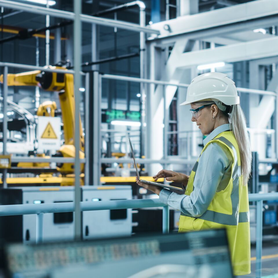 COLOUR-IMAGE_automotive-female-worker-in-automotive-factory_feb26