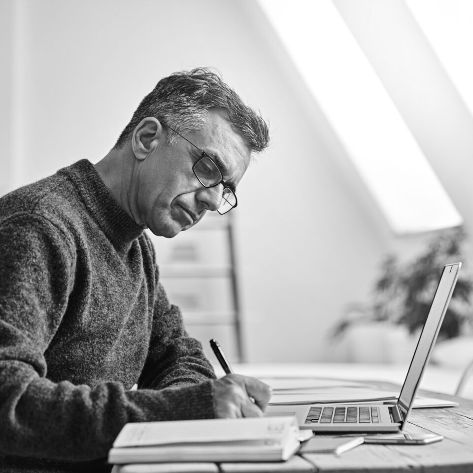 SINGLE-IMAGE_man-writing-laptop_apr25