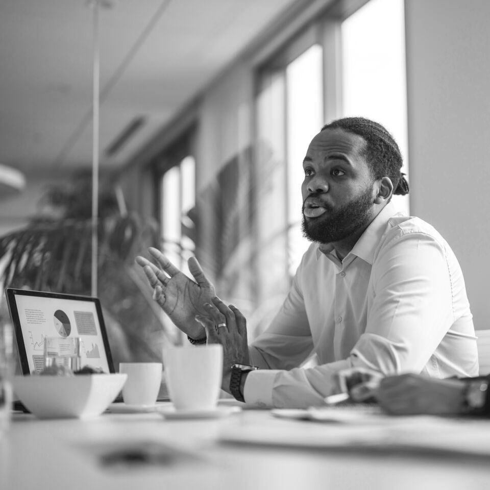 SINGLE-IMAGE_meeting-man-making-point_sept23