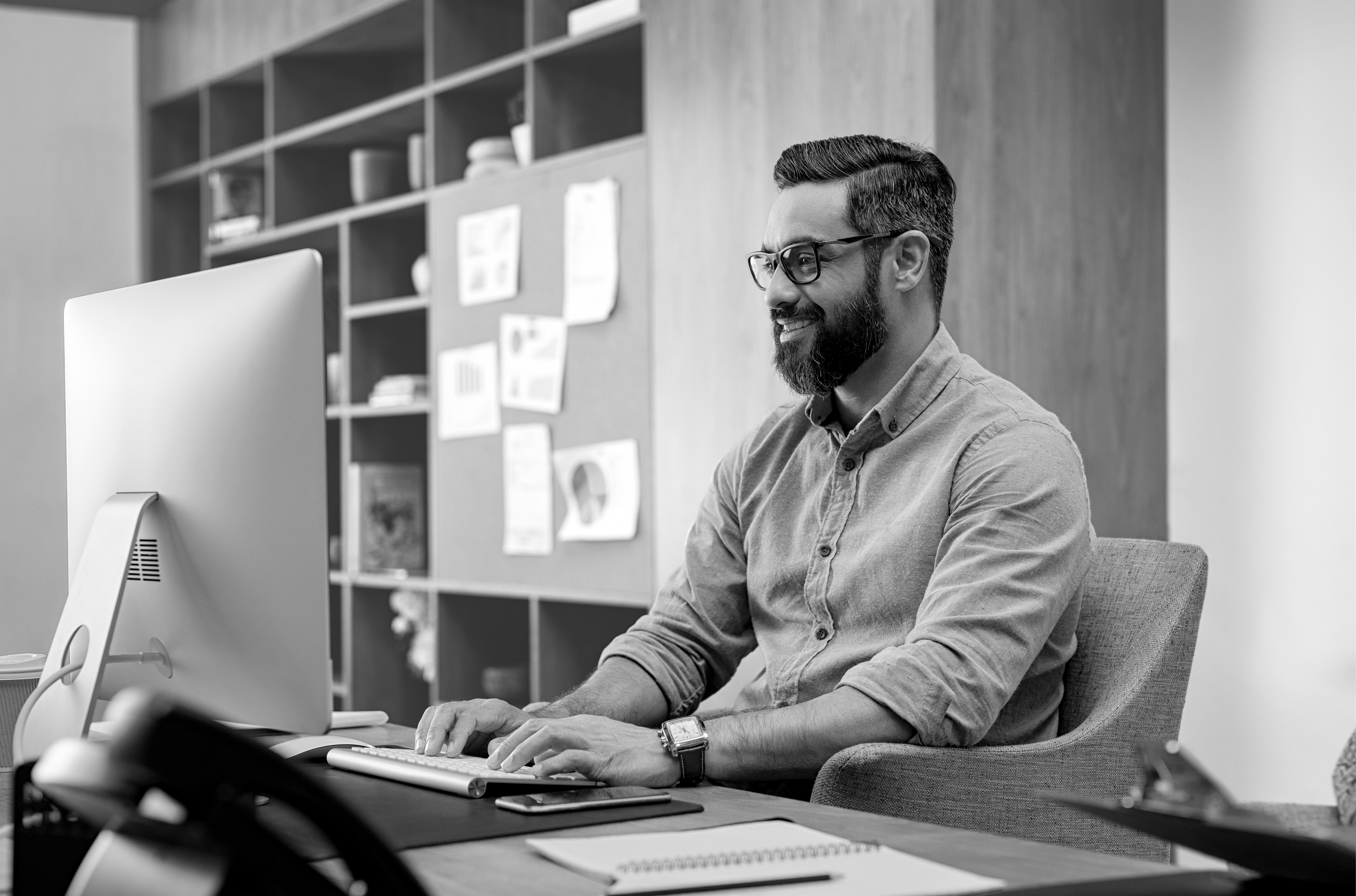 /bynder-asset/bynder:479CDE8E-A2E9-4DAD-949580FE8D7BFB4A/240/SINGLE-IMAGE_male-at-desk_aug25.png?1755492064000