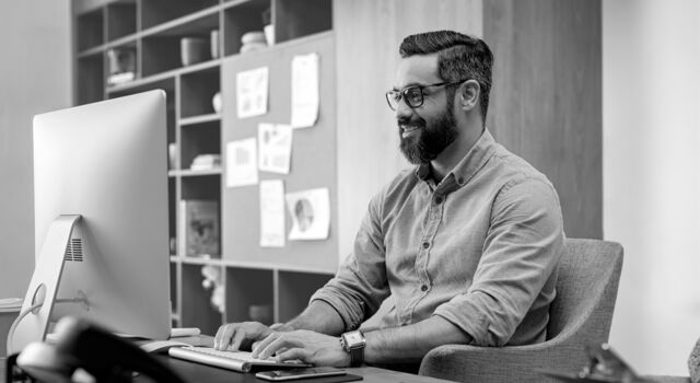 /bynder-asset/bynder:479CDE8E-A2E9-4DAD-949580FE8D7BFB4A/Landscape_SM/SINGLE-IMAGE_male-at-desk_aug25.png?1755492064000