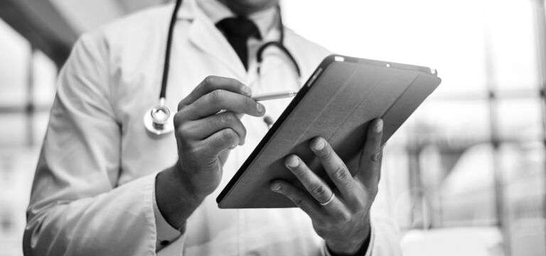SINGLE-IMAGE_doctor-checking-tablet_aug24