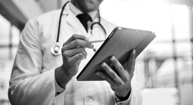 SINGLE-IMAGE_doctor-checking-tablet_aug24