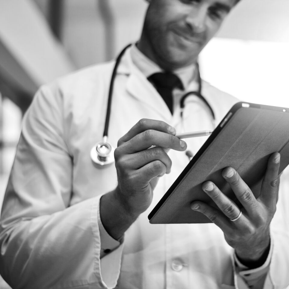 SINGLE-IMAGE_doctor-checking-tablet_aug24