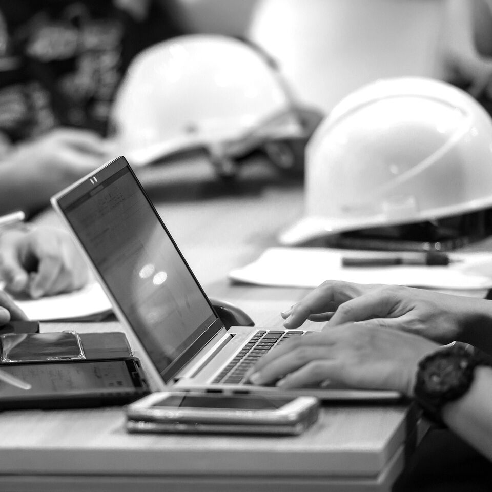 SINGLE_IMAGE_meeting-of-project-employees-architects-construction-workers_jul25