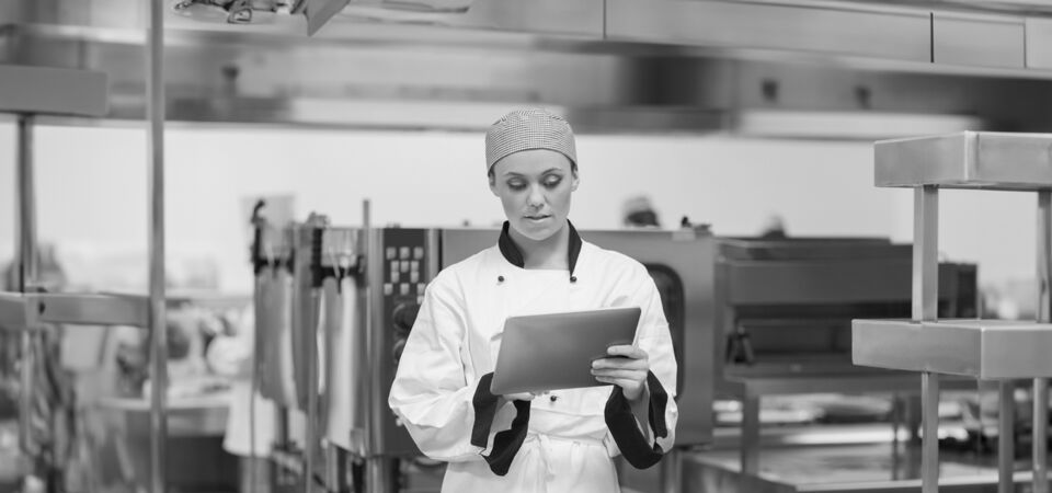 SINGLE-IMAGE_chef-checking-tablet_nov23