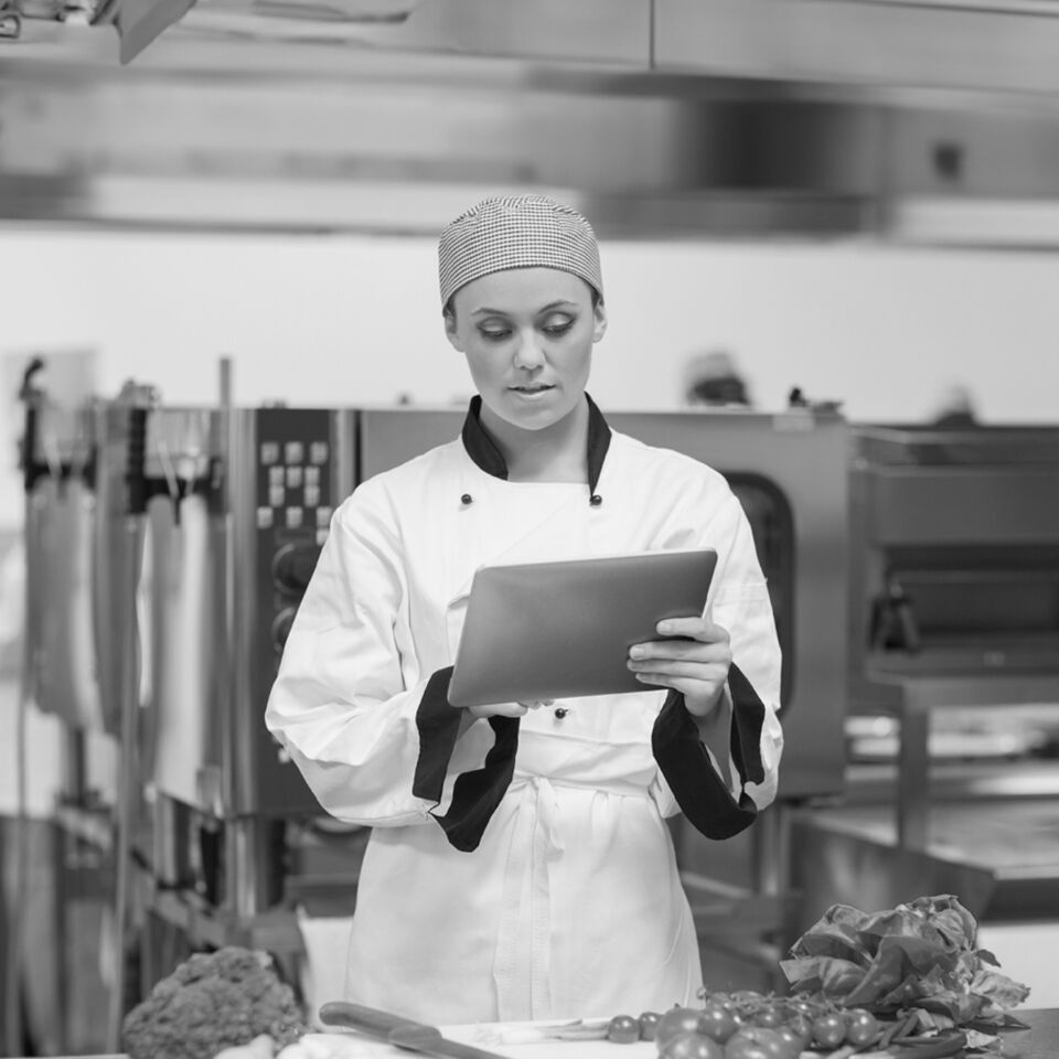 SINGLE-IMAGE_chef-checking-tablet_nov23