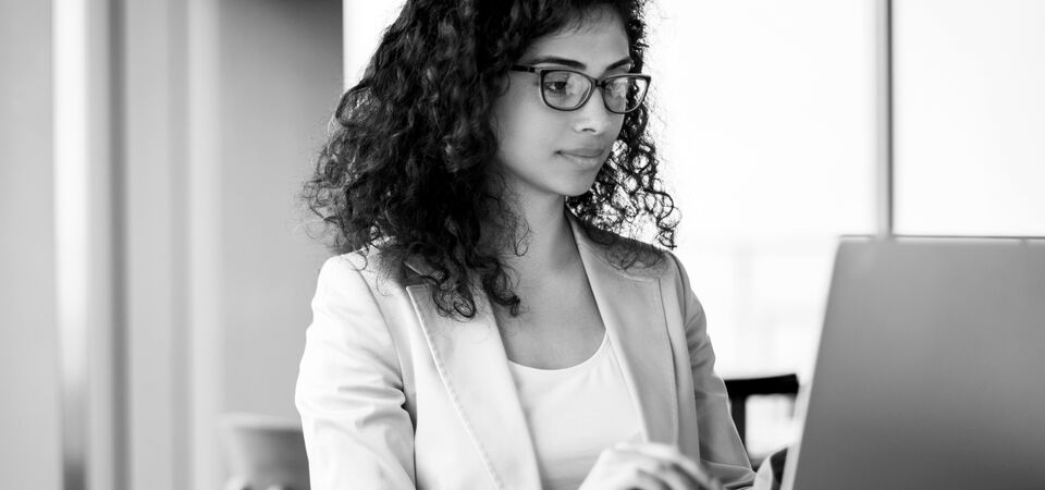 SINGLE-IMAGE_business-woman-working-on-laptop_may24