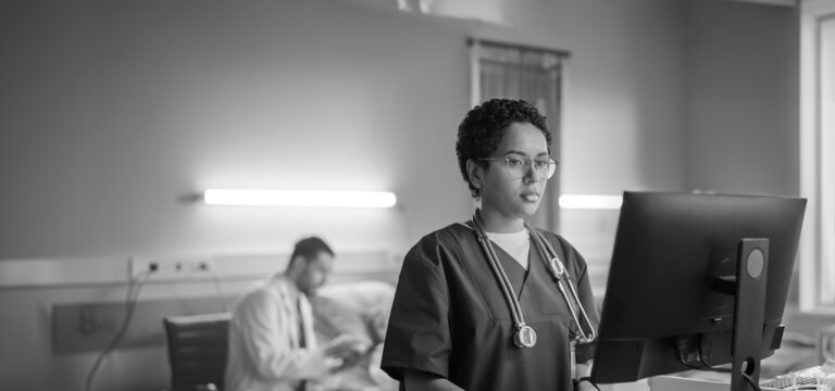 SINGLE-IMAGE_nurse-checking-patient-data_aug24