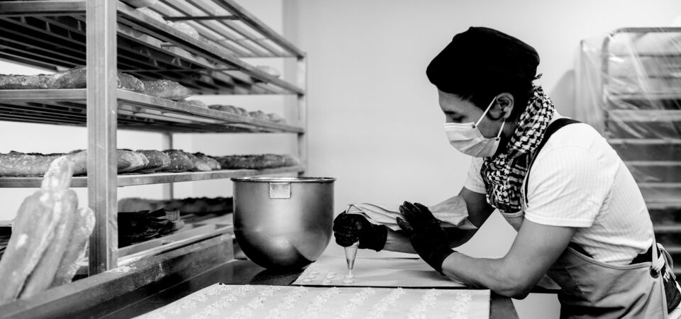 SINGLE-IMAGE_woman-creating-icing-decorations_nov23