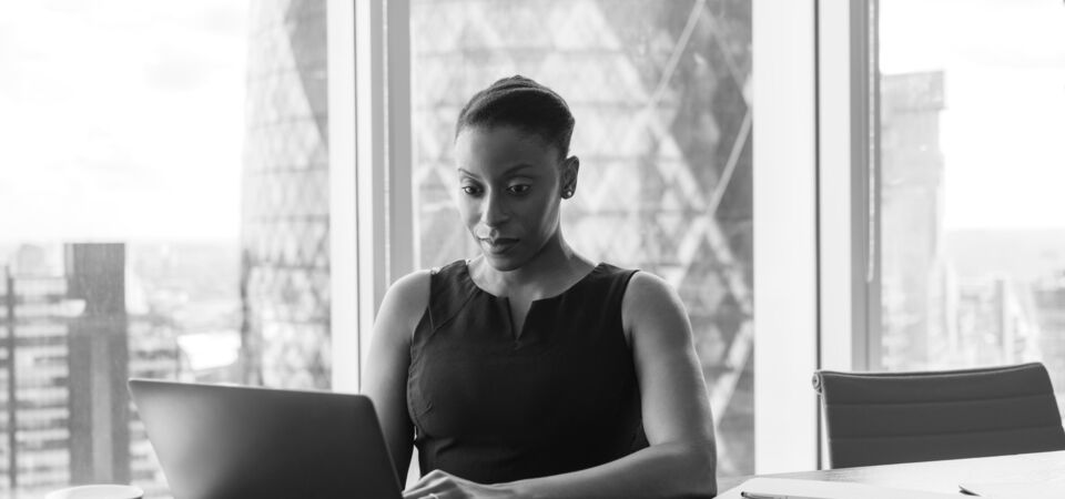 SINGLE-IMAGE_woman-with-coffee-at-laptop_jun25