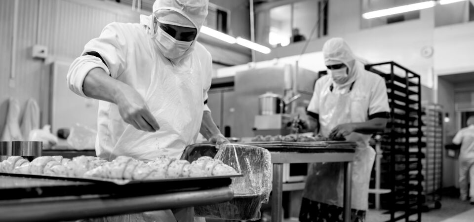 SINGLE-IMAGE_workers-in-bakery-preparing-pastries_nov23