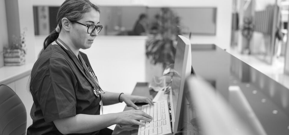 SINGLE-IMAGE_nurse-at-desk-with-computer_aug25