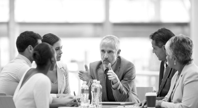 SINGLE-IMAGE_team-meeting-serious_nov23