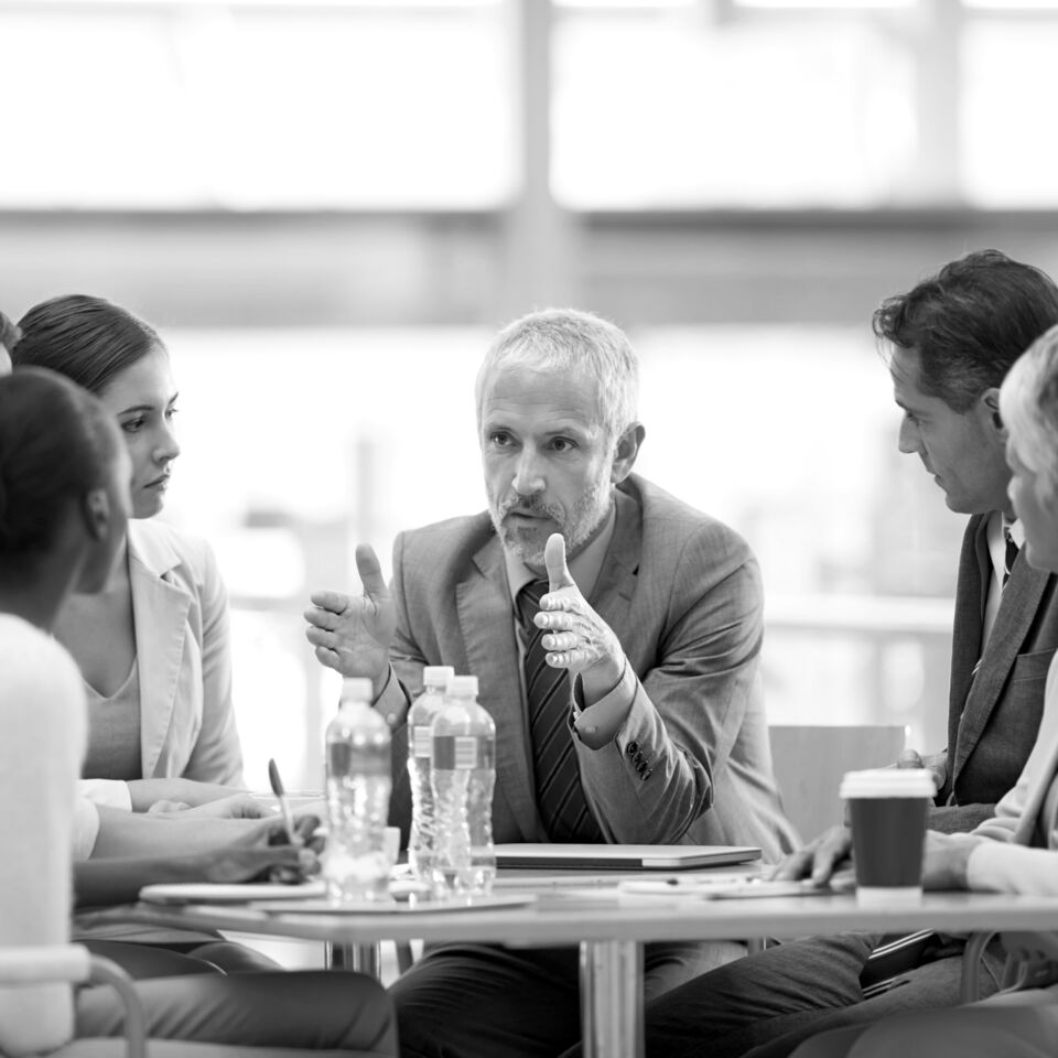 SINGLE-IMAGE_team-meeting-serious_nov23