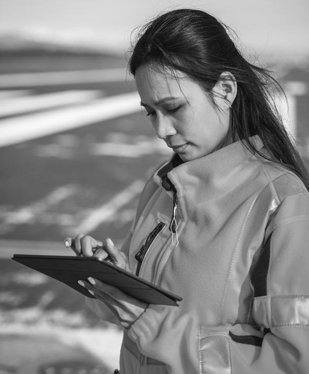 SINGLE-IMAGE_airstrip-women-with-tablet_apr25