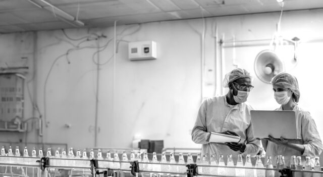 SINGLE-IMAGE_laptop-quality-inspection-drinks-bottling-line-extended_nov23