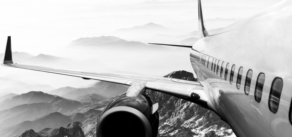 SINGLE-IMAGE_plane-in-flight-looking-back-over-wing_nov23