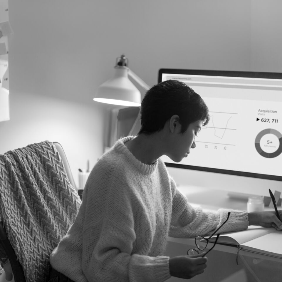 SINGLE-IMAGE_woman-analysing-data_apr24