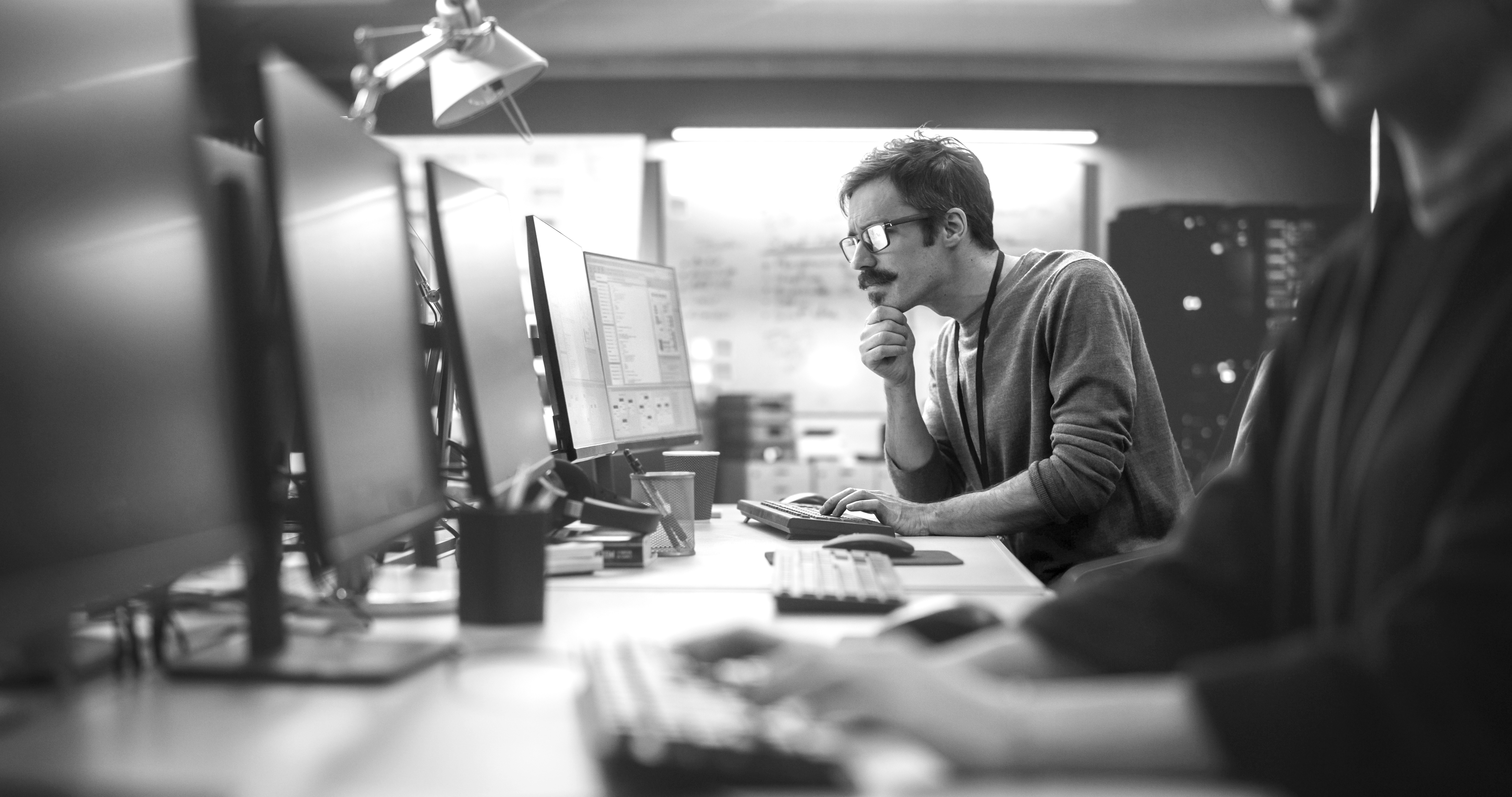 SINGLE-IMAGE_analyst-studying-monitor_nov23