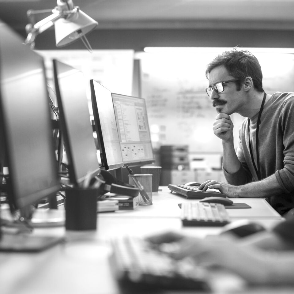 SINGLE-IMAGE_analyst-studying-monitor_nov23