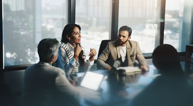 COLOUR-IMAGE_woman-sharing-her-point-in-meeting_jul26
