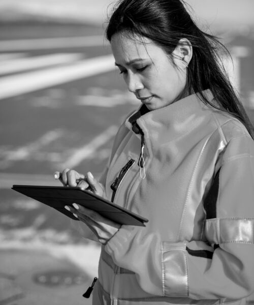 SINGLE-IMAGE_lady-tablet-airstrip_oct23