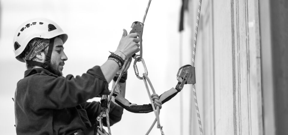 SINGLE-IMAGE_safety-worker-climbing-climber_jun25