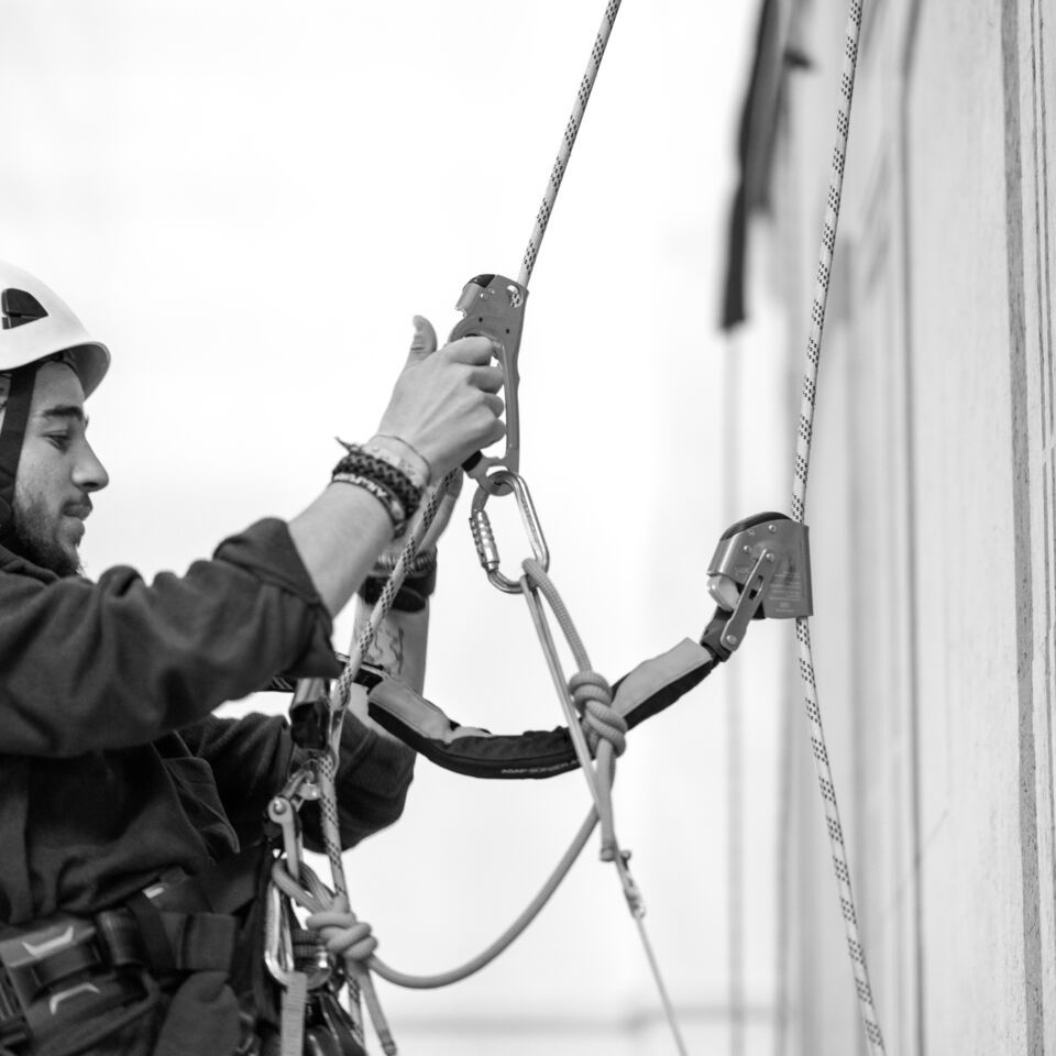 SINGLE-IMAGE_safety-worker-climbing-climber_jun25