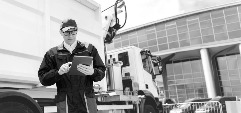 SINGLE-IMAGE_man-with-tablet-infront-garbage-truck-extended_aug25