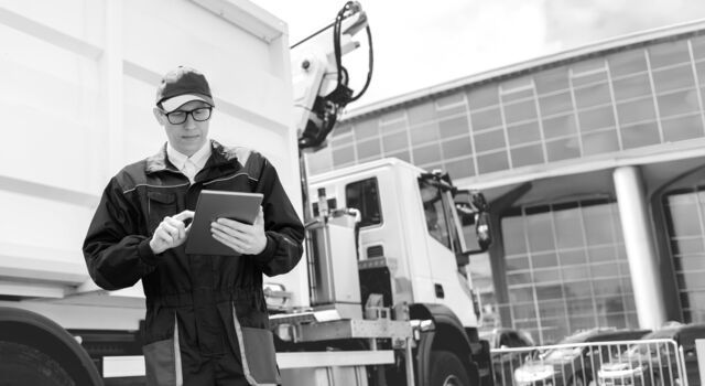 SINGLE-IMAGE_man-with-tablet-infront-garbage-truck-extended_aug25