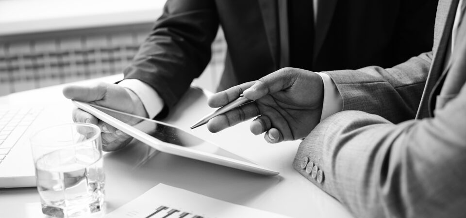 SINGLE-IMAGE_man-pointing-at-tablet-with-pen_jan24