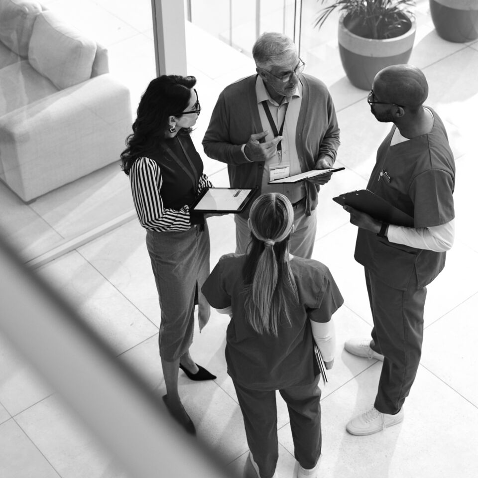 SINGLE-IMAGE_medical-staff-in-discussion_aug25