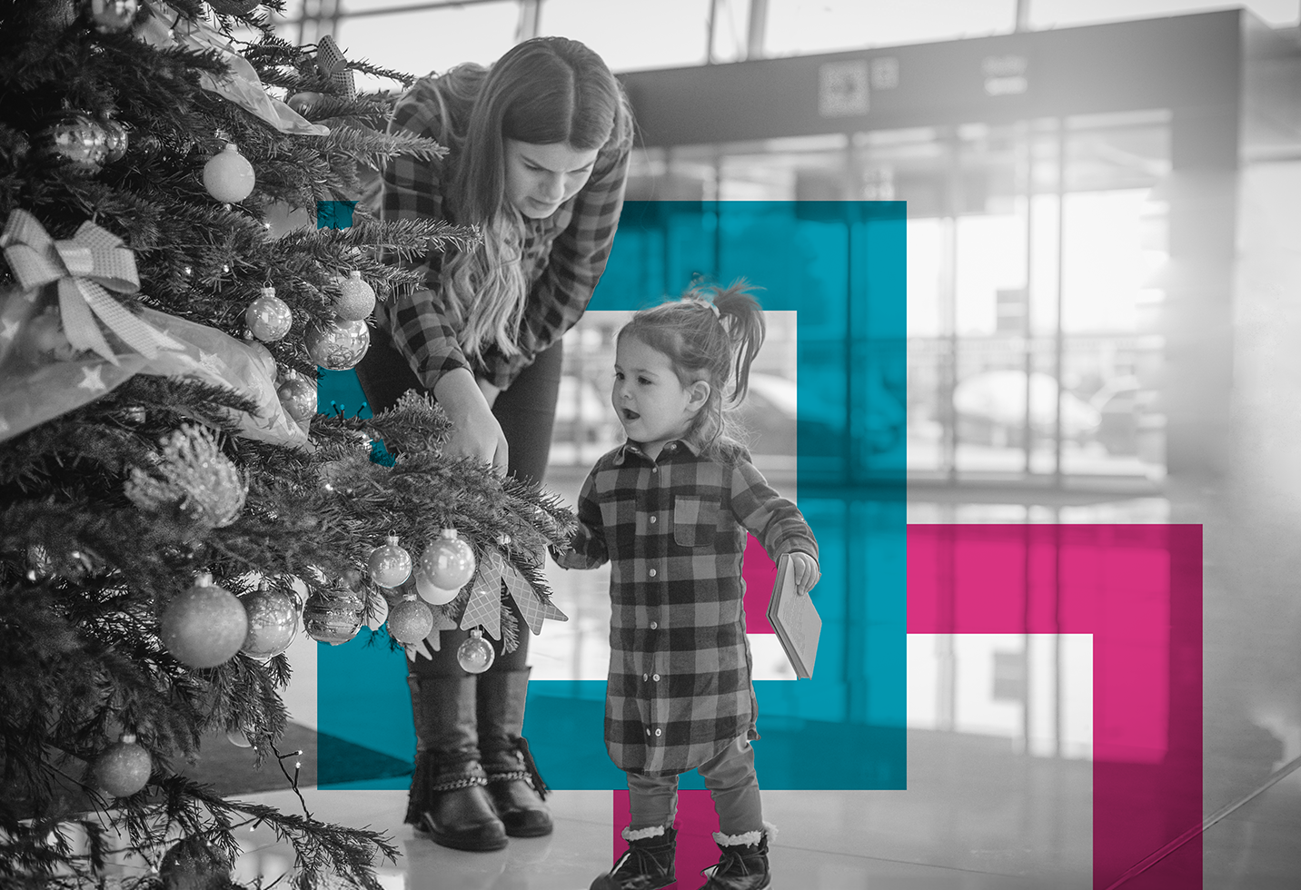 SINGLE-IMAGE_christmas-aviation-airport-family_dec23