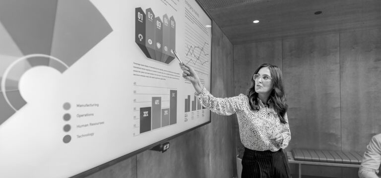 SINGLE-IMAGE_lady-pointting-at-charts_aug25