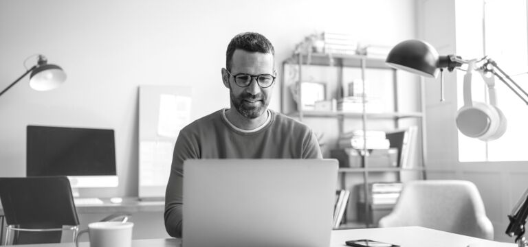 /bynder-asset/bynder:A3E945AA-B7FB-405B-BC3E936E9DAB141A/Landscape_MD/SINGLE-IMAGE_man-sitting-at-laptop_jul25.png?1755492070000