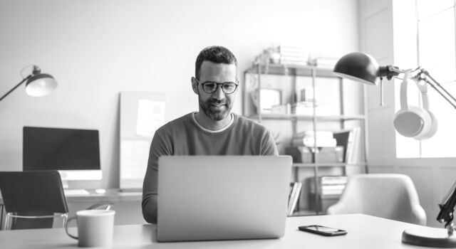 /bynder-asset/bynder:A3E945AA-B7FB-405B-BC3E936E9DAB141A/Landscape_SM/SINGLE-IMAGE_man-sitting-at-laptop_jul25.png?1755492070000