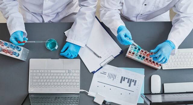 COLOUR-IMAGE_life-science-scientists-holding-experiment-with-samples_feb26