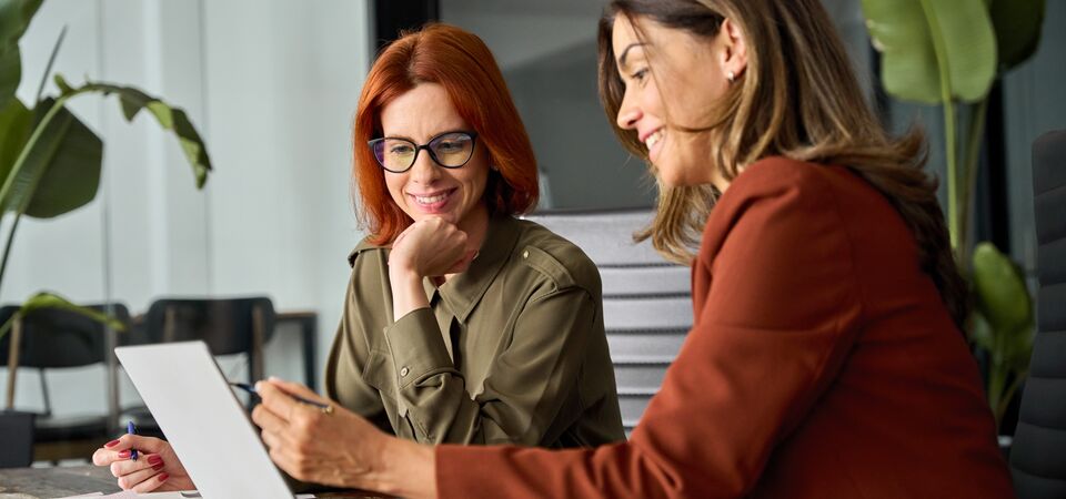 COLOUR-IMAGE_two-women-working-on-laptop-together_jul26